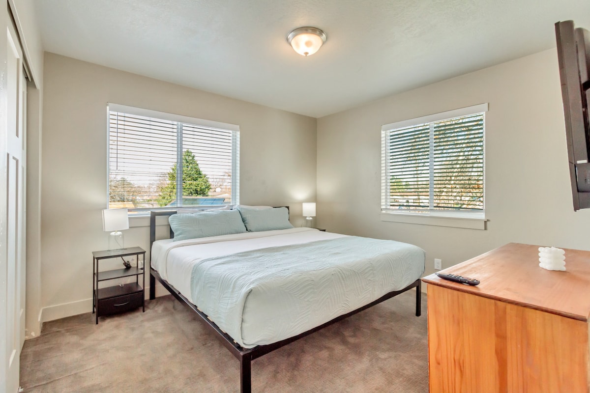 Na poschodí spálňa 2 s manželskou posteľou King