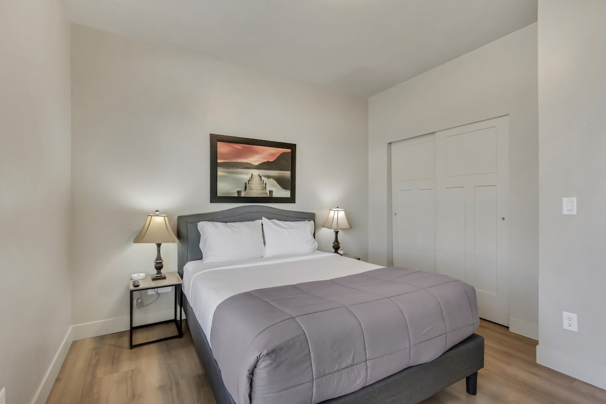 Spálňa na hlavnom poschodí s manželskou posteľou Queen