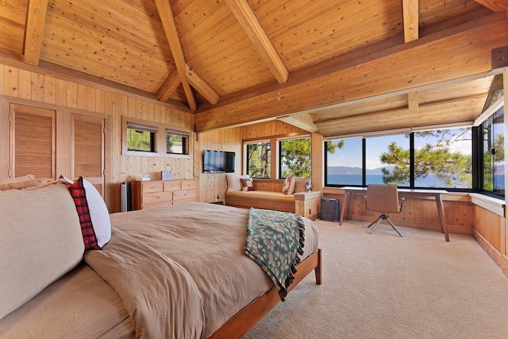 На горниот кат, главната спална соба има брачен кревет (широк 150-179 см), биро и сопствена бања со када и туш кабина. Да не ги споменуваме прекрасните глетки!