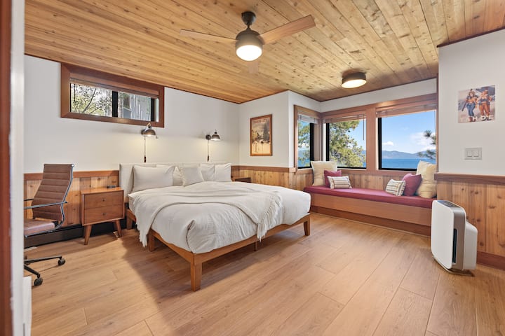 Спалната соба со брачен кревет (широк 150-179 см) на долниот кат вклучува сопствена бања во стилот на Џек и Џил, работен простор со монитор и нуди неверојатен поглед кон езерото.