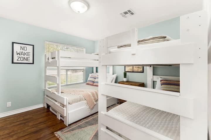 La "Habitación de literas" es lo que llamamos esta habitación apta para niños con 2 literas.  Uno tiene una cama doble debajo y el resto son gemelos.  