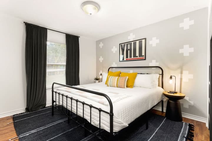 Un espacio bien diseñado con una cama tamaño king te espera en este segundo dormitorio.  Toda una familia se puede alojar en esta habitación si se desea, ya que también tiene una zona de literas incorporada con colchones individuales extralargos.  