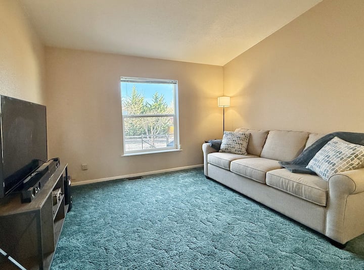 يوفر المكتب/غرفة النوم 4 سرير أريكة وتلفزيون ومساحة عمل في ملاذ ميرامبينا