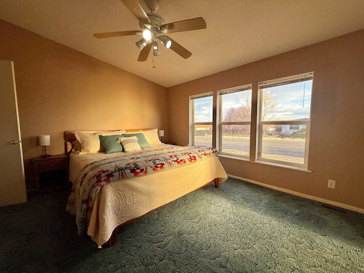 تمنحك غرفة النوم الأساسية في ميرامبينا سريرًا مريحًا بحجم كينج لقضاء ليلة نوم ممتازة. تحتوي هذه الغرفة أيضًا على حمام داخلي.