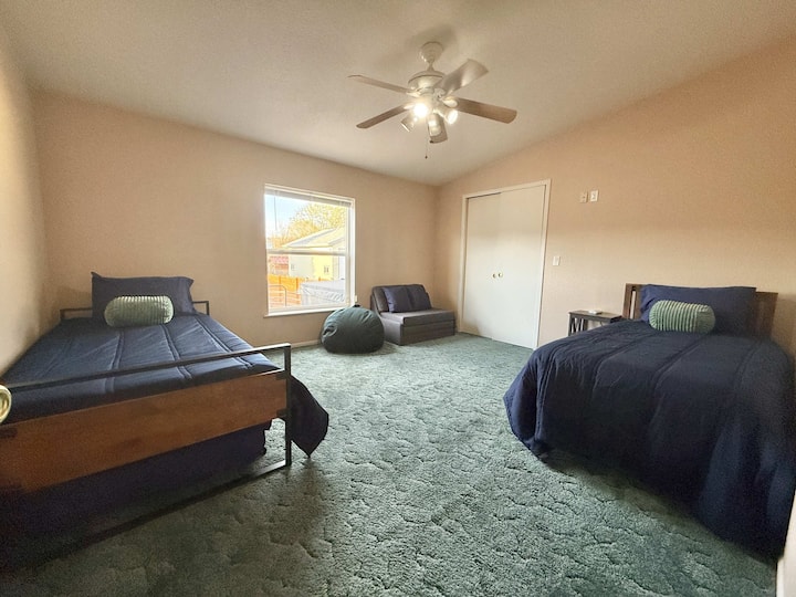 يمكن لغرفة النوم 3 أن تستوعب ما يصل إلى 4 أشخاص! تتميز غرفة النوم هذه في ميرامبينا جيتواي بسريرين متماثلين، أحدهما عبارة عن سرير مزدوج يوفر مرتبة مزدوجة إضافية. يتكشف الكرسي في الزاوية، ليصبح وسادة نوم (مناسبة للأطفال)