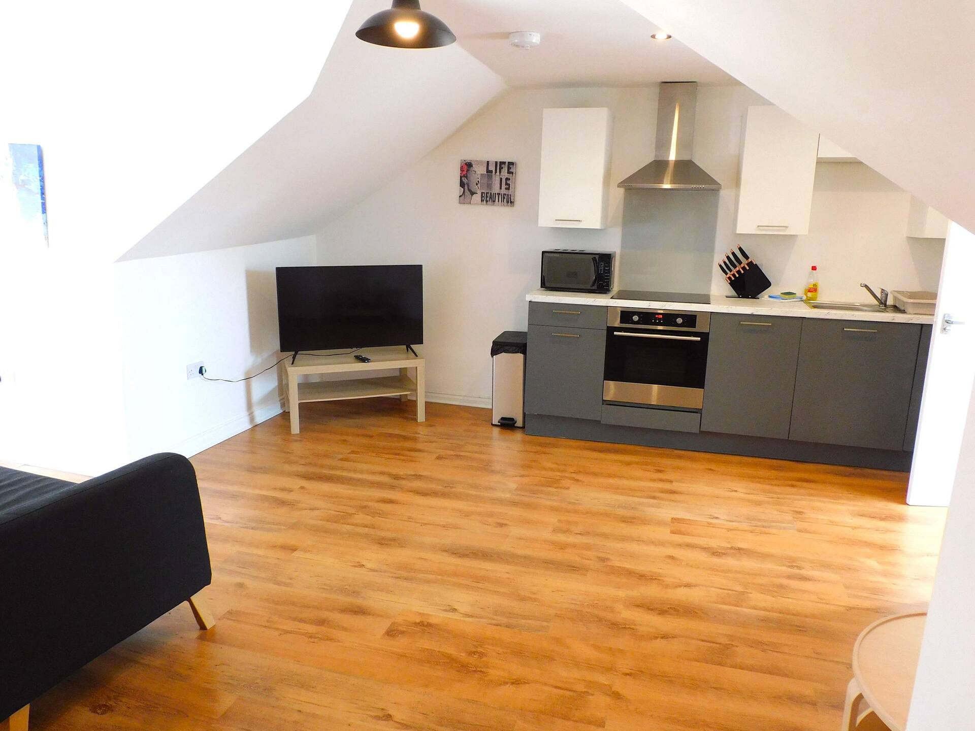 No 1 - 2 bedroom apartment in Lanark Town Centre