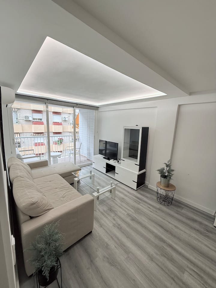 Всекидневна със странична тераса