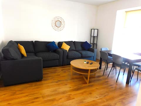 No 9 - Modern 3 Bedroom Apartment in Lanark Town C
