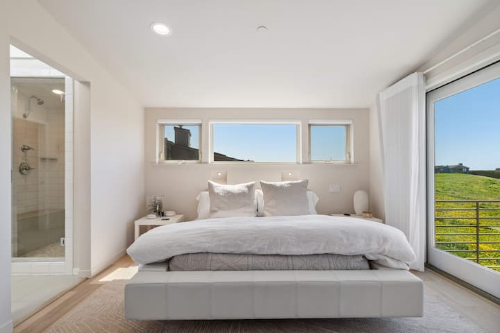 Dhoma kryesore e gjumit ofron një krevat dopio "queen", banjë ngjitur dhe pamje mahnitëse. 