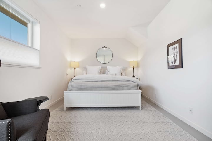 Krevat i rehatshëm me madhësi dopio "queen" ofron një arratisje relaksuese. 