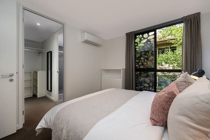 Glavna spavaća soba s kućnim ogrtačem i spojenim apartmanom