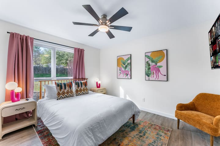 Ce lit queen size dispose d'une chaise d'appoint