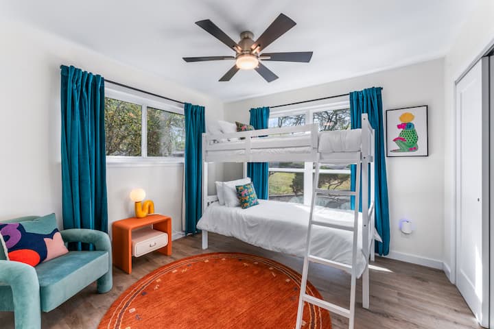 La chambre superposée offre de la couleur et du plaisir