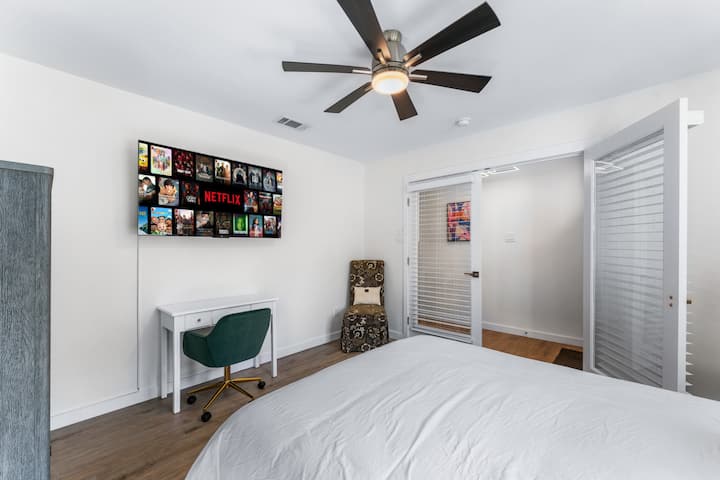 Qu'il s'agisse de travail ou de détente, ce lit queen size offre de nombreuses options