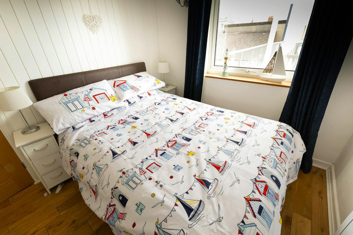 Tweepersoonsbed, nachtkastjes met lampen, raam