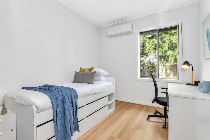 Tretia spálňa prispôsobená pre deti alebo priateľov je vybavená samostatnou posteľou, šikovným úložným priestorom a súkromným pracovným priestorom, ktorý je ideálny na štúdium alebo doháňanie e-mailov.