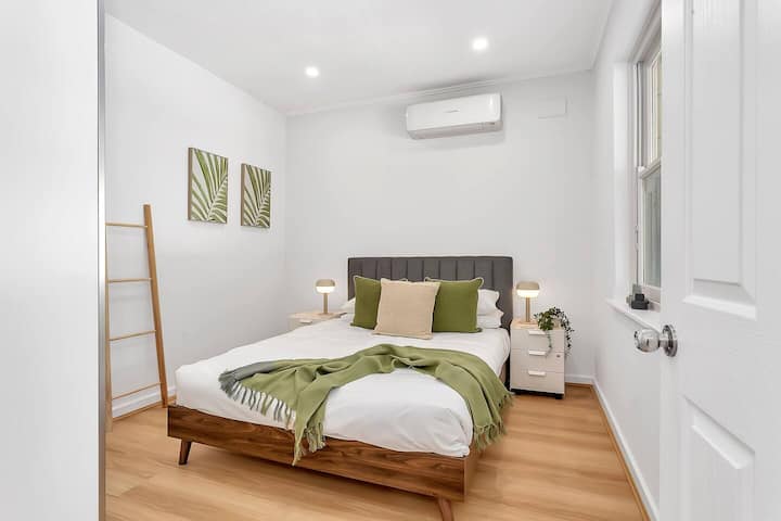 Nabite sa v hlavnej spálni s manželskou posteľou a dostatočným úložným priestorom, aby bol váš priestor bez neporiadku.