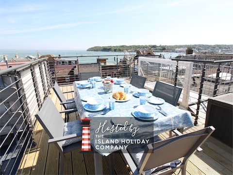 Stylish Cowes Escape with Panoramic Sea Views