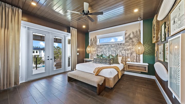 Master Bedroom 1 - King Size Bed w/ En-Suite Bathroom and Balcony Access
