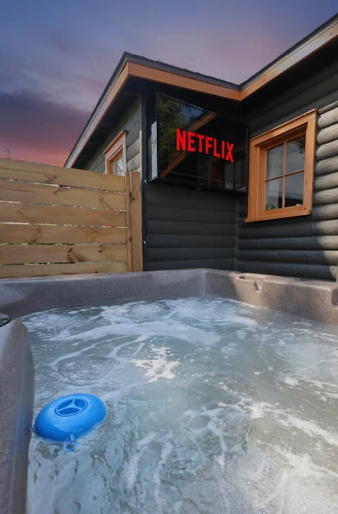 Heartbreaker Log Cabin|Sauna+ Hot Tub+ Pickleball