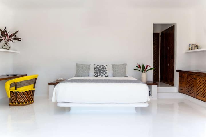 Странична спалня на басейна - суперголямо двойно легло