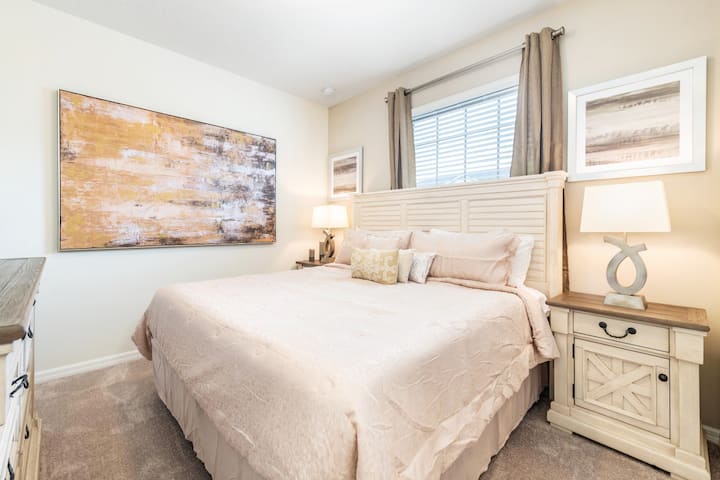 Une autre chambre élégante avec lit King Size