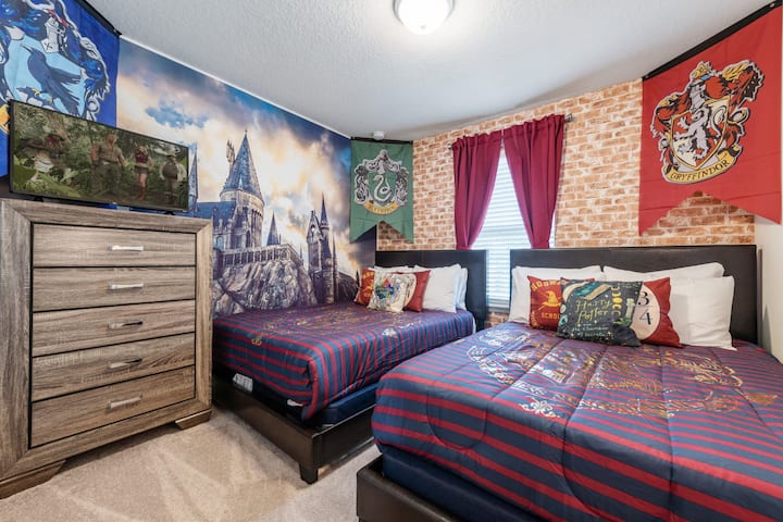 Chambre avec lits jumeaux sur le thème de Harry Potter, parfaite pour que les jeunes sorciers rêvent d'aventures magiques à Poudlard.