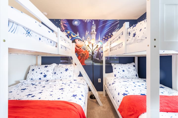 Un lit jumeau superposé amusant sur le thème de Disney, parfait pour que les tout-petits puissent rêver dans un monde de magie et d'aventure !