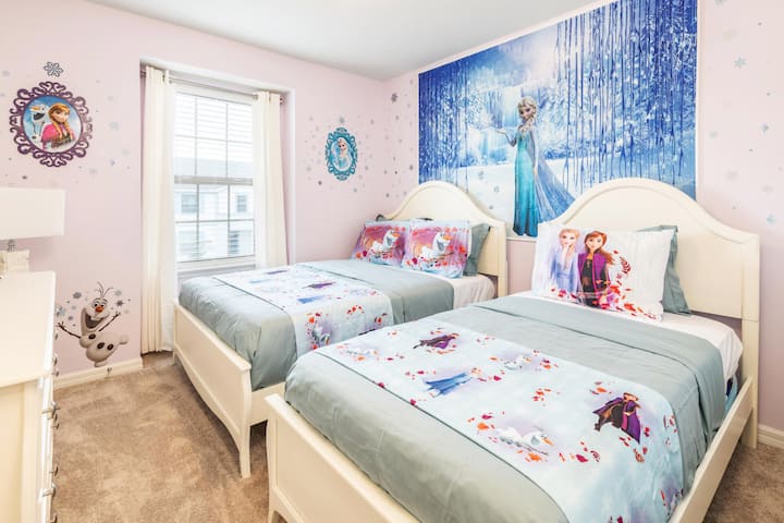 Une charmante chambre avec lits jumeaux sur le thème de la Reine des neiges, où les enfants peuvent dormir entourés de la magie du monde d'Elsa et d'Anna !
