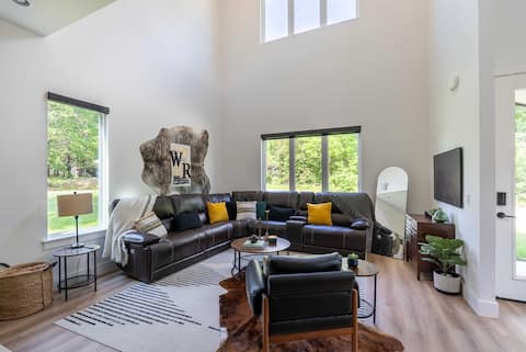 Popular Airbnb listing: Entire Home With Cyclist Garage Lounge in Bella Vista