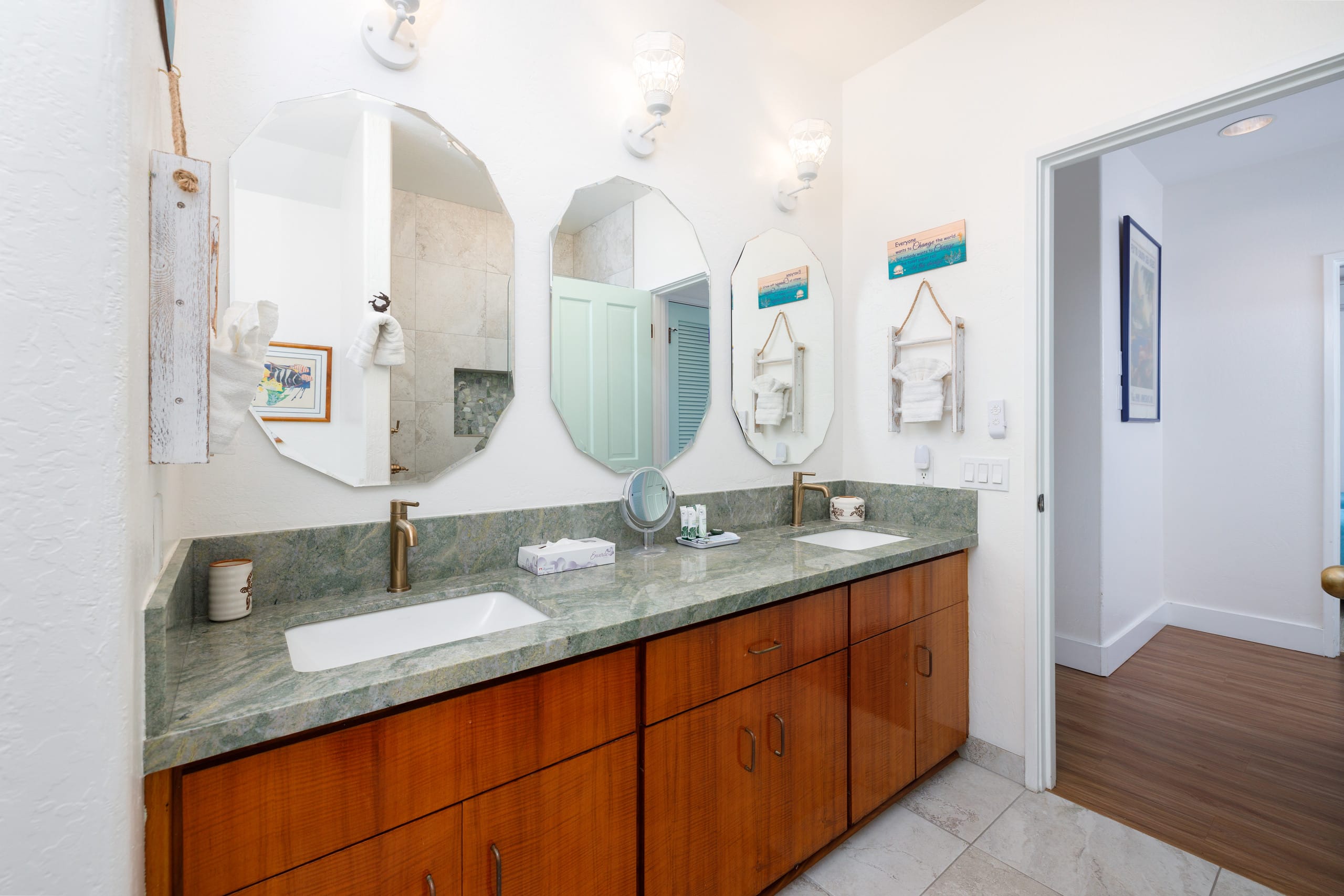 Condo in Kailua-Kona · ★4.89 · 2 bedrooms · 4 beds · 2 baths - Image 18