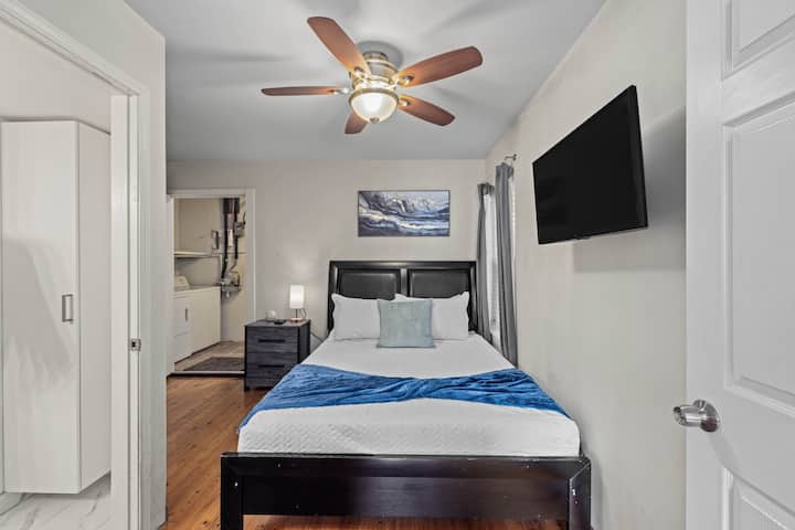 Spavaća soba s bračnim krevetom! Uključujemo pametni TV i ogledalo u punoj dužini.