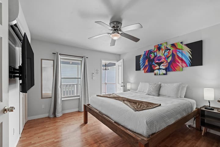 غرفة نوم أساسية بسرير بمقاس كبير! 