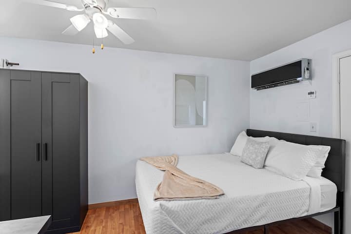 غرفة نوم ثانية بسرير بحجم كبير مع إمكانية الوصول المباشر إلى شرفة الشرفة. 