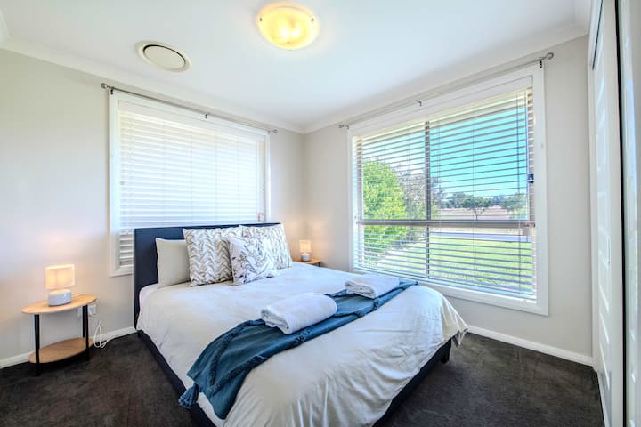 ห้องนอน 2 - เตียงควีนไซส์เครื่องทำความร้อนเครื่องปรับอากาศ + BIR