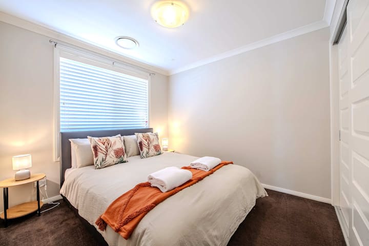 ห้องนอน 3 - เตียงควีนไซส์เครื่องทำความร้อนเครื่องปรับอากาศ + BIR