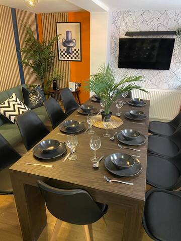 Ashton Luxury Getaway Sleeps 14 with Free Parking gallery image 3