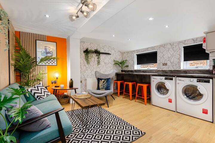 Ashton Luxury Getaway Sleeps 14 with Free Parking gallery image 4