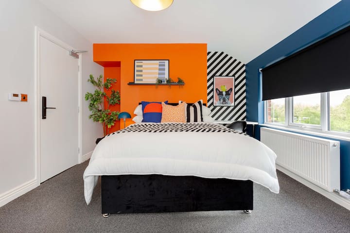 Ashton Luxury Getaway Sleeps 14 with Free Parking