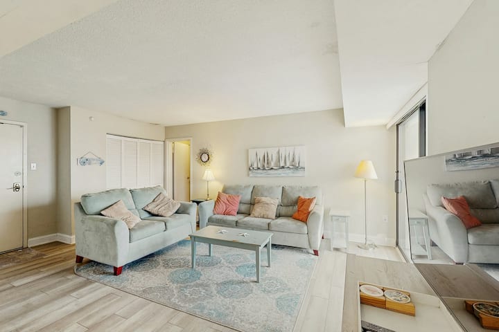 Sunny Midtown Condo: Water Views, Pool & Gym Oasis - Fenwick Island, DE