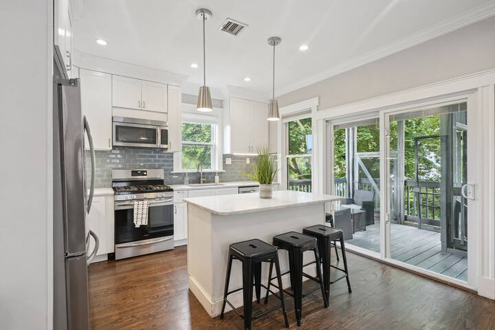 Clean, Contemporary Duplex | Sleeps 17 gallery image 2