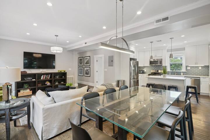 Clean, Contemporary Duplex | Sleeps 17 gallery image 3