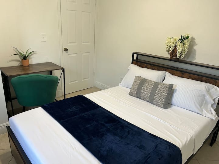 ผ่อนคลายในห้องนอนที่สะอาดอบอุ่นและได้รับการออกแบบอย่างพิถีพิถันเหมาะสำหรับทั้งการพักผ่อนและประสิทธิภาพการทำงาน เพลิดเพลินไปกับที่นอนโฟมที่นุ่มสบายพร้อมผ้าปูที่นอนใหม่และหมอนหนานุ่มทำให้นอนหลับสบายตลอดทั้งคืน
