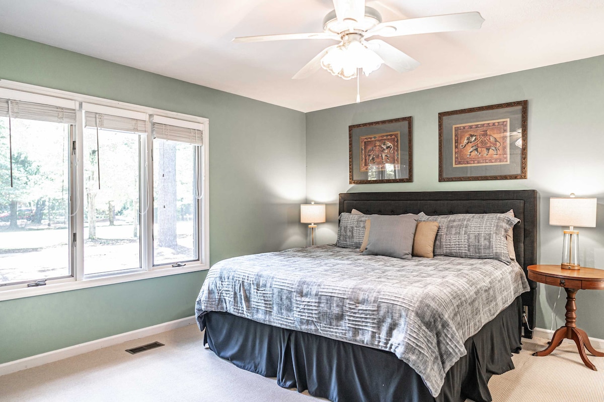 سرير كينج مريح في حمامنا الداخلي لغرفة النوم الرئيسية