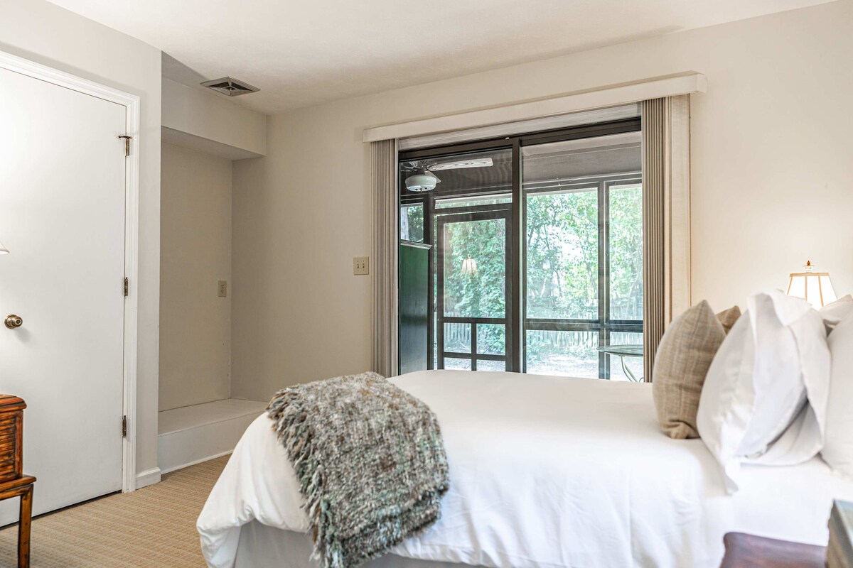 غرفة ضيوف هادئة تطل على الفناء الخلفي