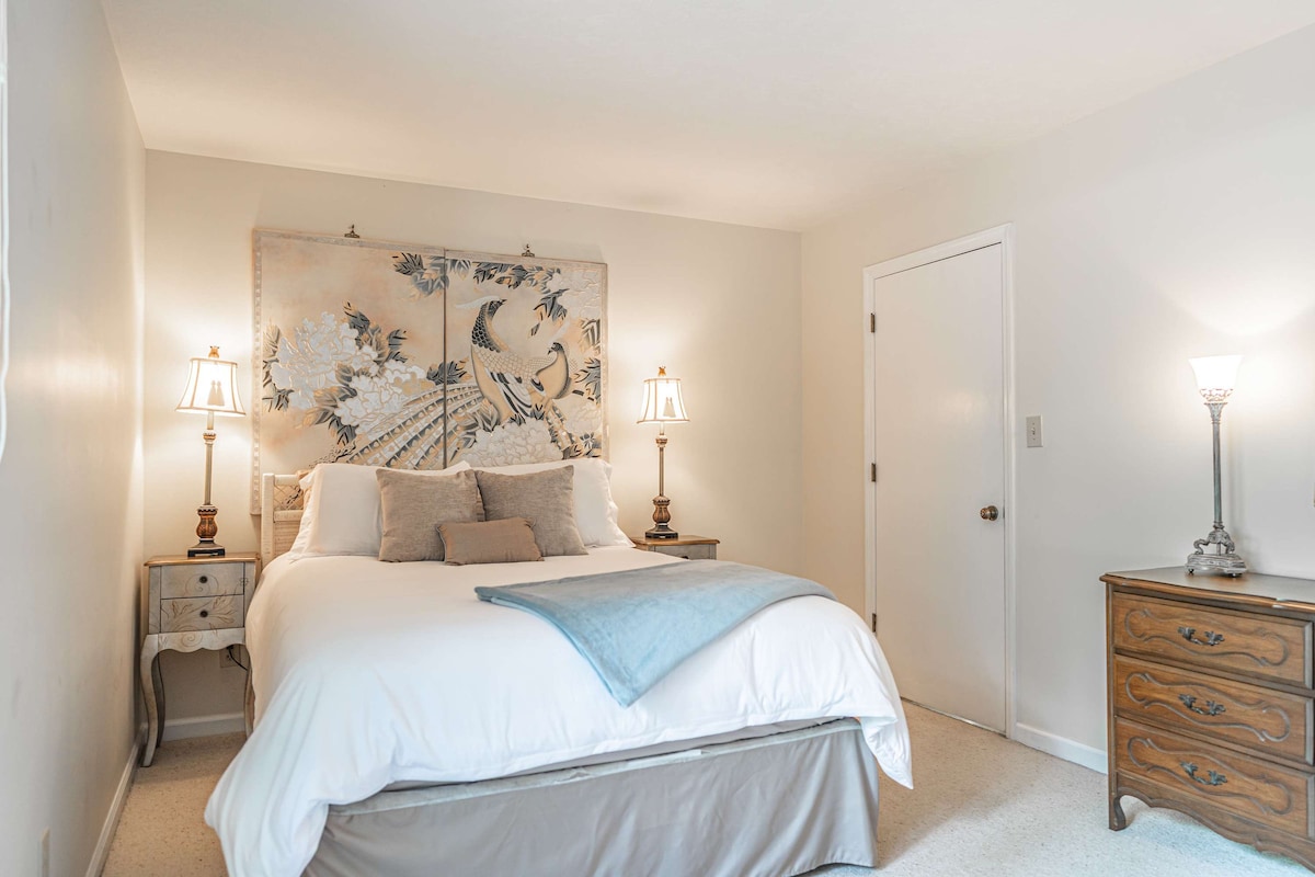 سرير بحجم كوين في غرفة نوم الضيوف رقم1