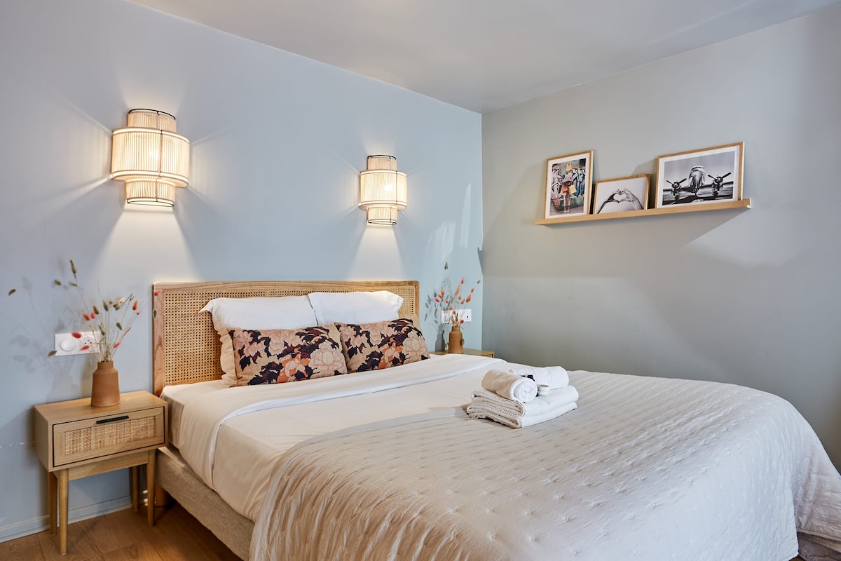 דירת סטודיו גדולה עם מיטה זוגית, ספה נפתחת יחיד, טלוויזיה, פינת אוכל ומטבח פתוח ומאובזר.