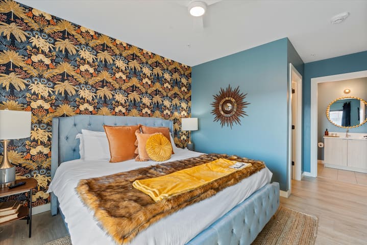 Bed & Barrel | Walking Distance to DT, Heated Pool
