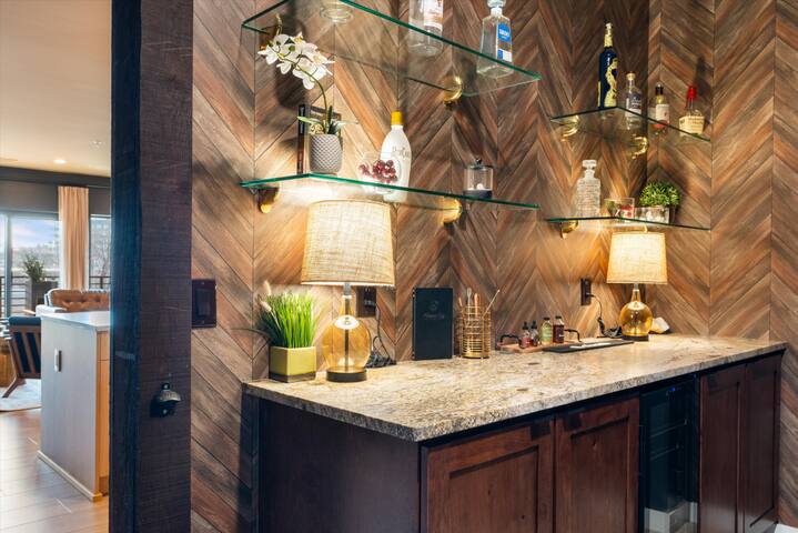 Bed & Barrel | Walking Distance to DT, Heated Pool gallery image 4