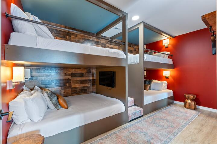 Bed & Barrel | Walking Distance to DT, Heated Pool gallery image 3